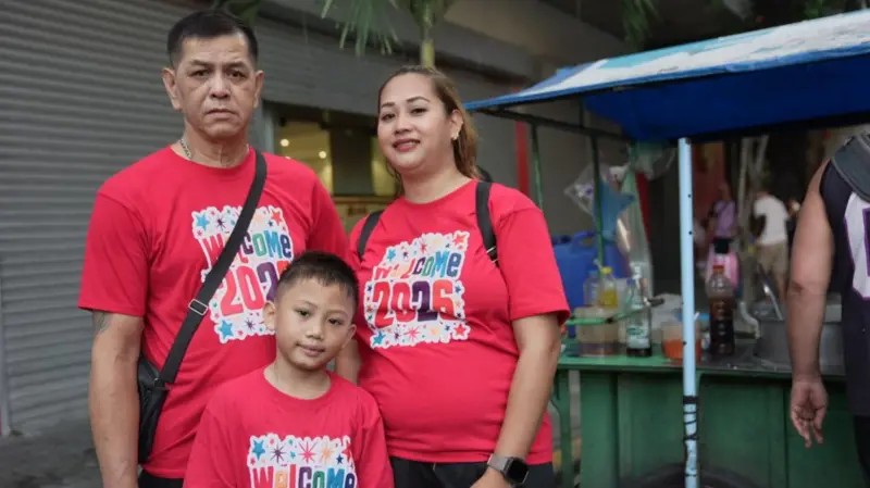 Gia đình bà Karen Camba sáng 17/2. Ảnh: BBC