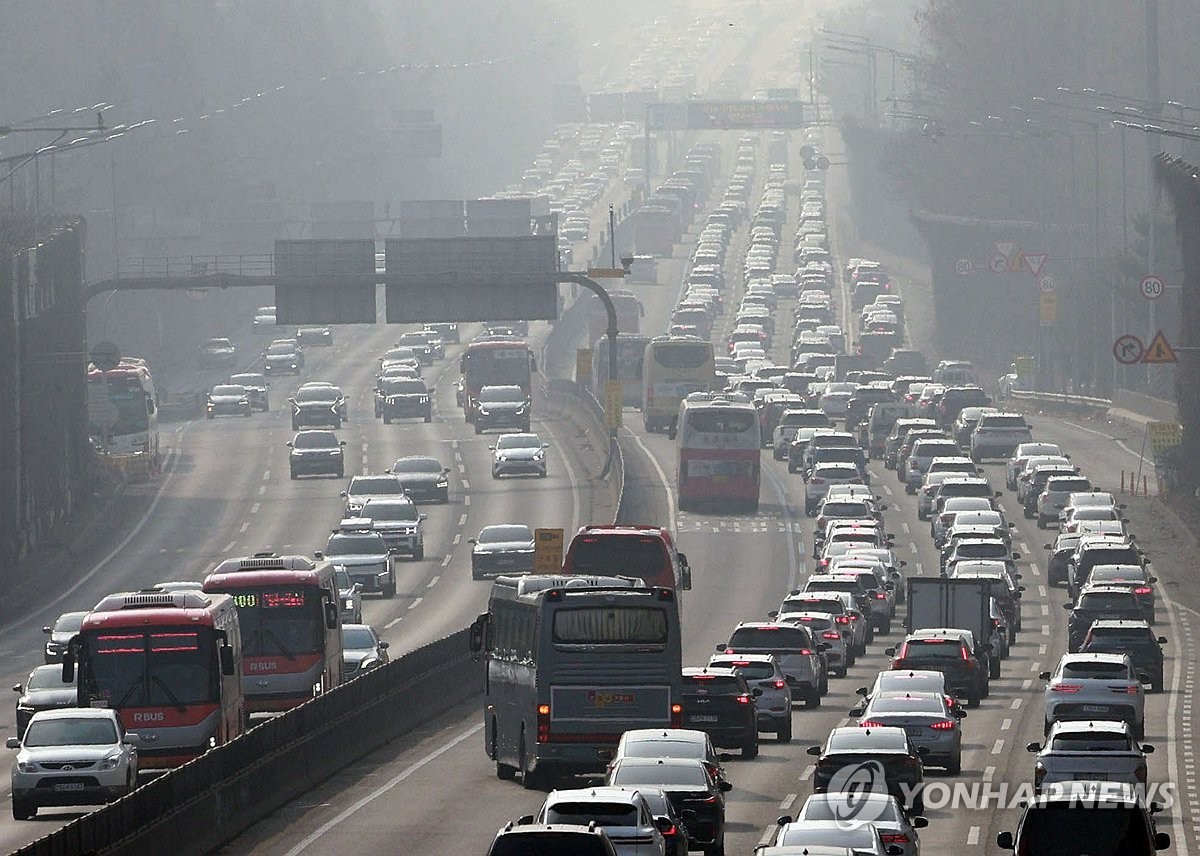 Tuyến cao tốc Gyeongbu tại khu vực phía nam Seoul chật kín phương tiện. Ảnh: Yonhap