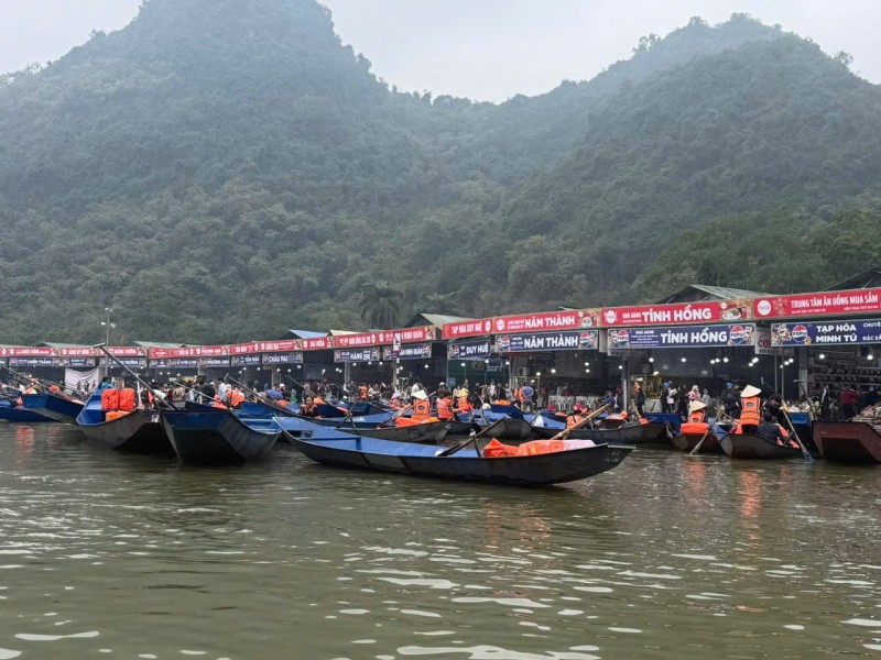 25.000 lượt du khách về trẩy hội, du Xuân tại quần thể di tích và danh thắng Chùa Hương trong 2 ngày đầu năm mới.