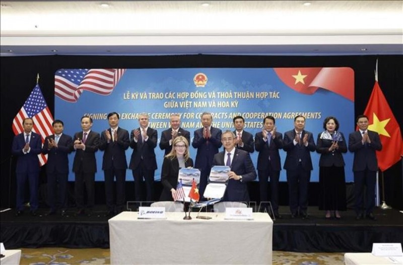 Tổng Bí thư Tô Lâm chứng kiến lễ ký Hợp đồng mua 50 máy bay Boeing 737 MAX giữa Tổng công ty hàng không Việt Nam (Vietnam Airlines) và Tập đoàn Boeing - Ảnh: Thống Nhất/TTXVN