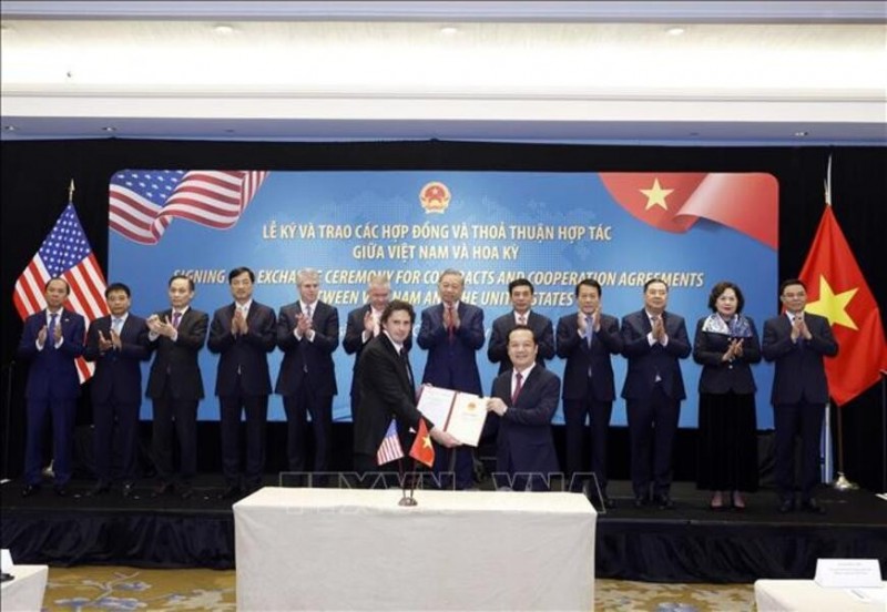 Tổng Bí thư Tô Lâm chứng kiến lễ trao giấy phép giữa Bộ Khoa học và Công nghệ và Công ty Starlink trao giấy phép cung cấp dịch vụ viễn thông có hạ tầng mạng (loại mạng viễn thông cố định vệ tinh) cho Công ty TNHH Starlink Services Việt Nam