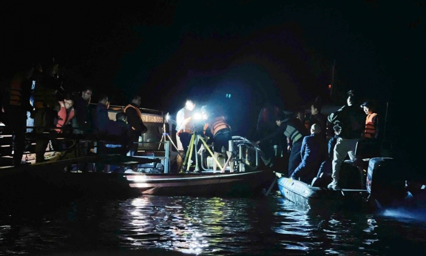 Lào Cai: Xuyên đêm tìm kiếm nạn nhân vụ lật tàu khách hồ Thác Bà