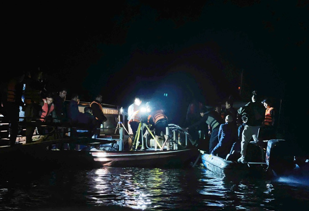 Lào Cai: Xuyên đêm tìm kiếm nạn nhân vụ lâtn tàu khách hồ Thác Bà