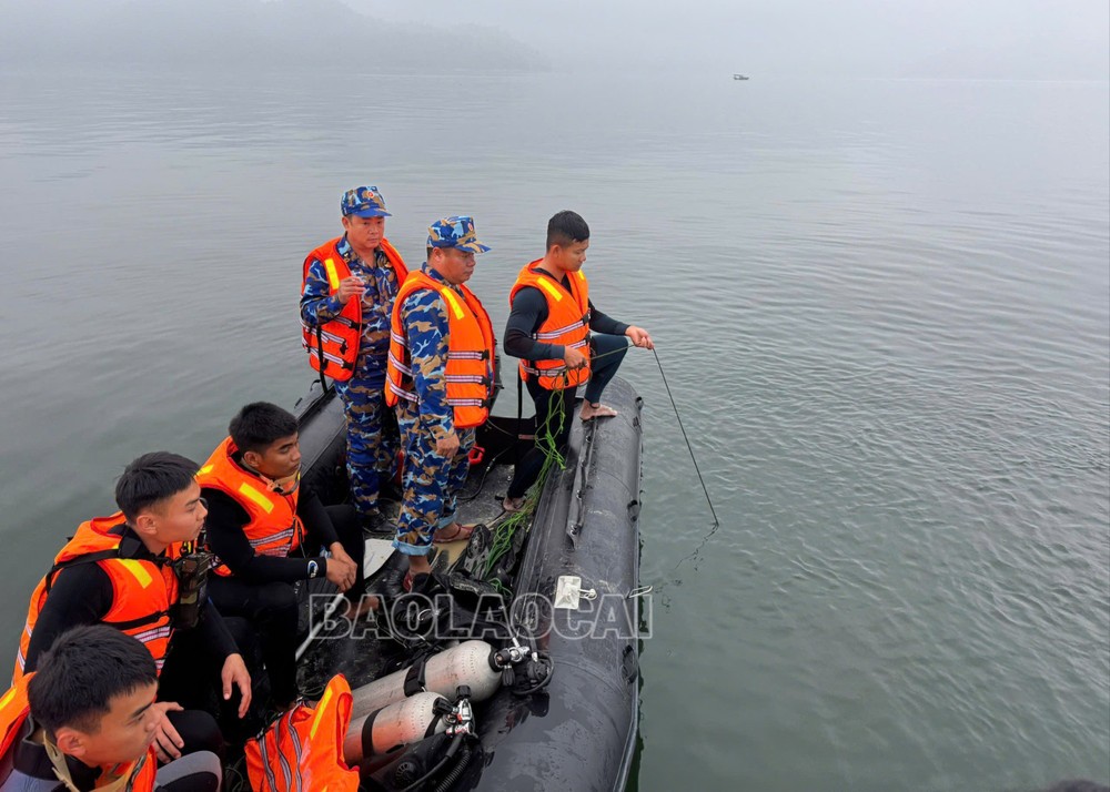 Lào Cai: Xuyên đêm tìm kiếm nạn nhân vụ lâtn tàu khách hồ Thác Bà