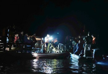 Lào Cai: Xuyên đêm tìm kiếm nạn nhân vụ lật tàu khách hồ Thác Bà