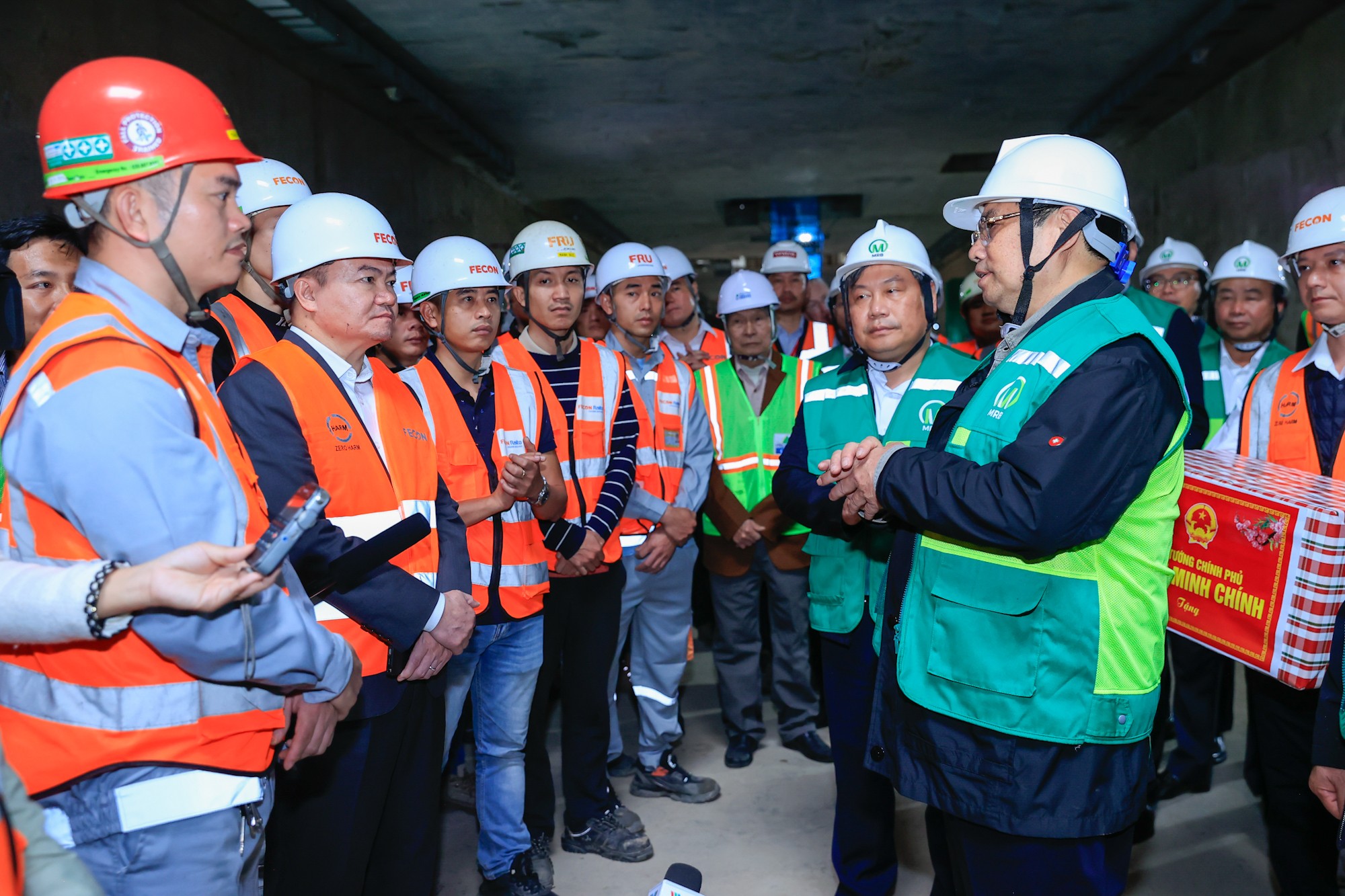 Tại các ga ngầm S9 – Kim Mã, S11 – Văn Miếu và ga S12 – Trần Hưng Đạo, Thủ tướng Chính phủ đã trực tiếp kiểm tra tình hình triển khai thi công, nghe báo cáo về tiến độ, các hạng mục đang thực hiện và kế hoạch triển khai trong thời gian tới - Ảnh: VGP/Nhật Bắc