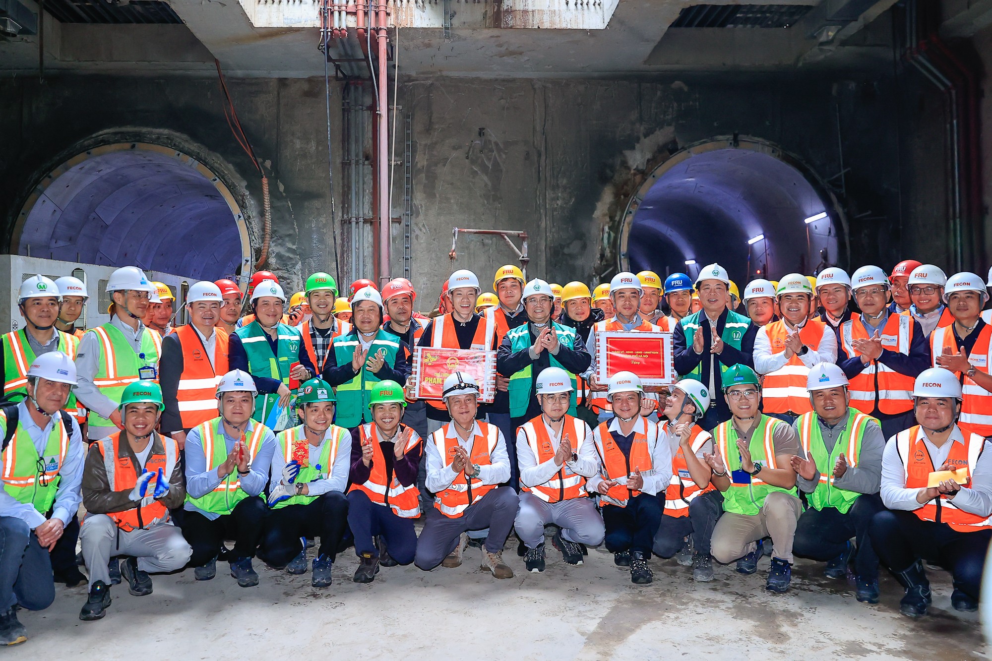 Thủ tướng chúc Tết và tặng quà động viên đội ngũ cán bộ, kỹ sư, chuyên gia và công nhân đang làm việc xuyên Tết trên công trường - Ảnh: VGP/Nhật Bắc