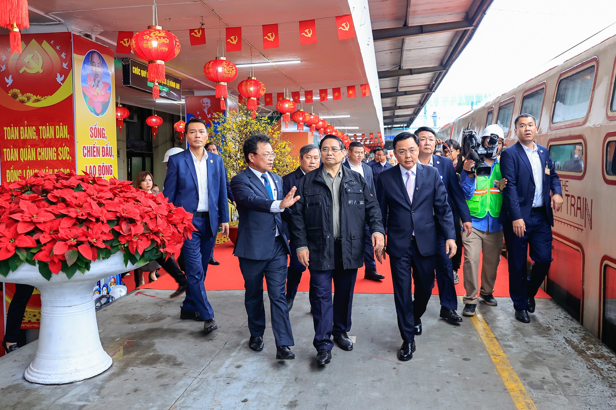 Thủ tướng kiểm tra công tác phục vụ vận tải Tết tại ga Hà Nội - Ảnh: VGP/Nhật Bắc