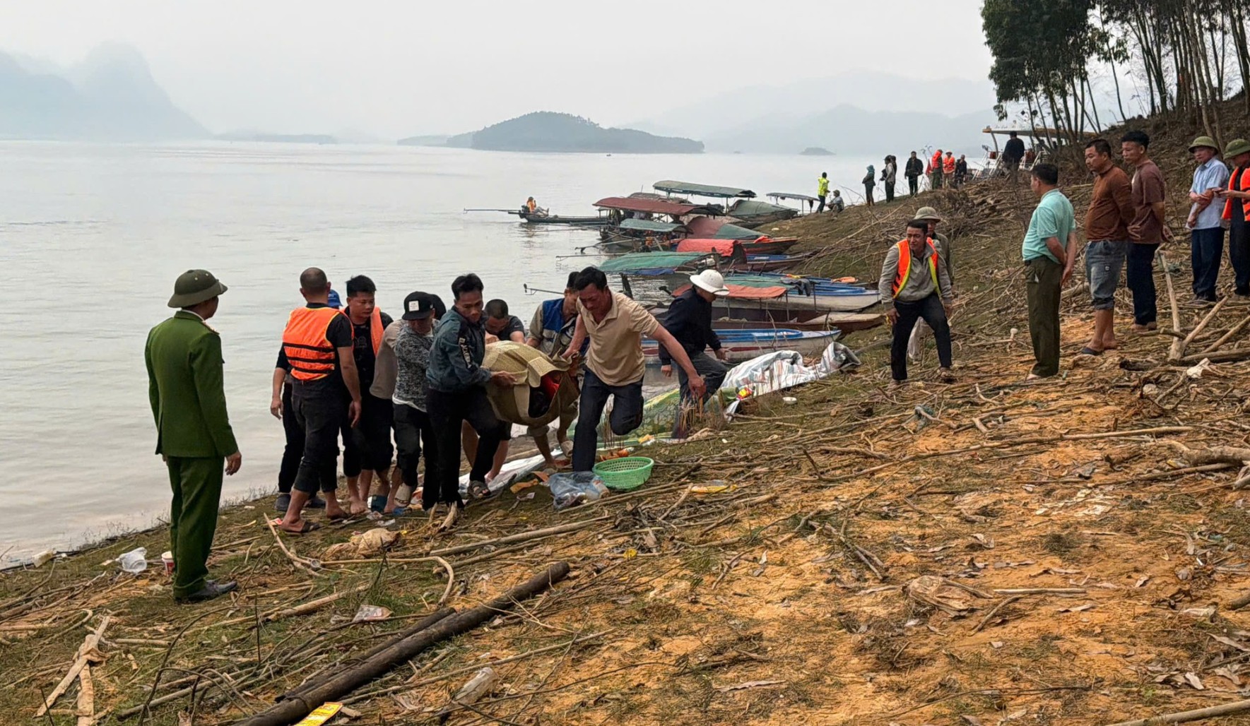 Thủ tướng yêu cầu khắc phục hậu quả vụ tai nạn nghiêm trọng trên hồ Thác Bà