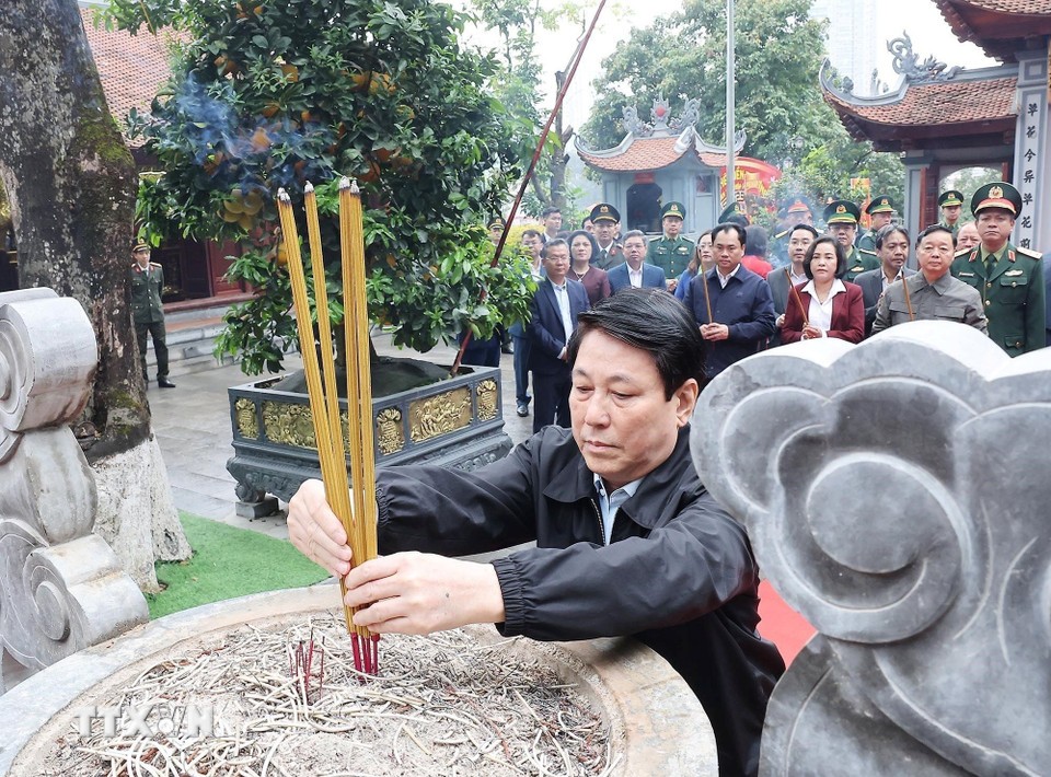 Chủ tịch nước Lương Cường và đoàn công tác dâng hương tại đền Thượng (Lào Cai) cầu cho quốc thái dân an. Ảnh: Lâm Khánh/TTXVN