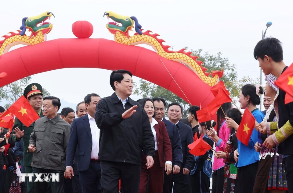 Chủ tịch nước Lương Cường dự Lễ phát động “Tết trồng cây đời đời nhớ ơn Bác Hồ” tại phường Lào Cai, tỉnh Lào Cai. Ảnh: TTXVN.