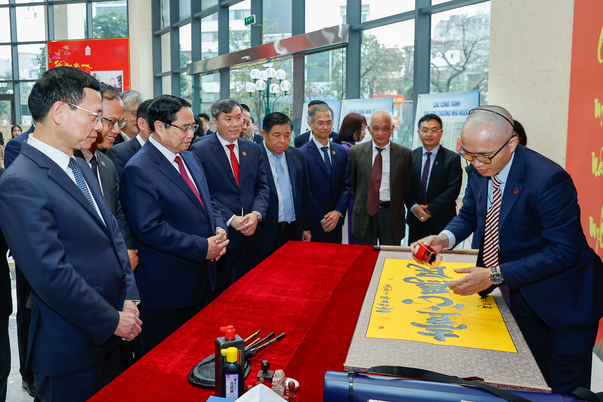 Thủ tướng Phạm Minh Chính tham quan không gian trưng bày về Hán Nôm tại Viện Hàn lâm Khoa học xã hội Việt Nam - Ảnh: VGP/Nhật Bắc