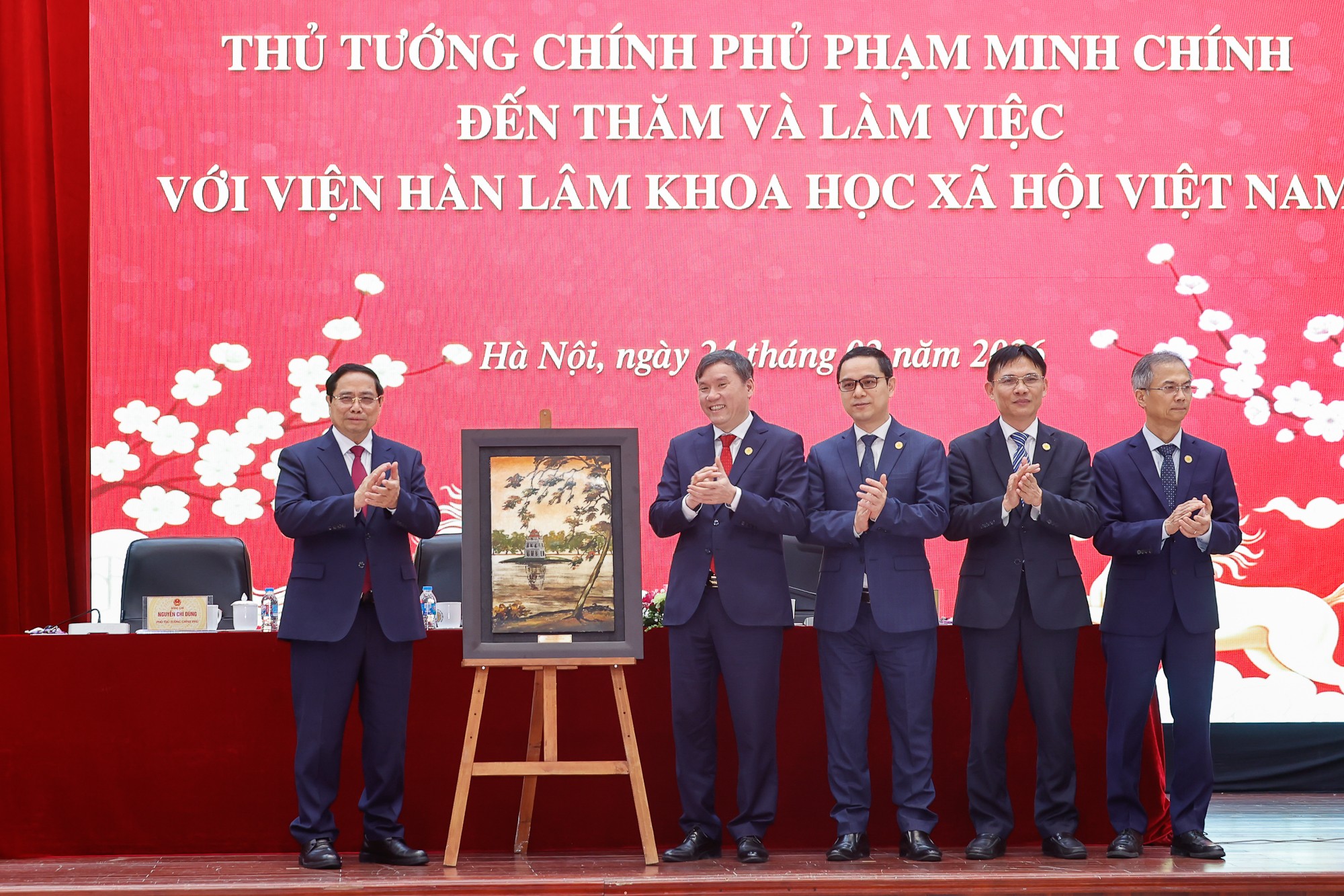 Thủ tướng tặng quà Viện Hàn lâm Khoa học xã hội Việt Nam - Ảnh: VGP/Nhật Bắc