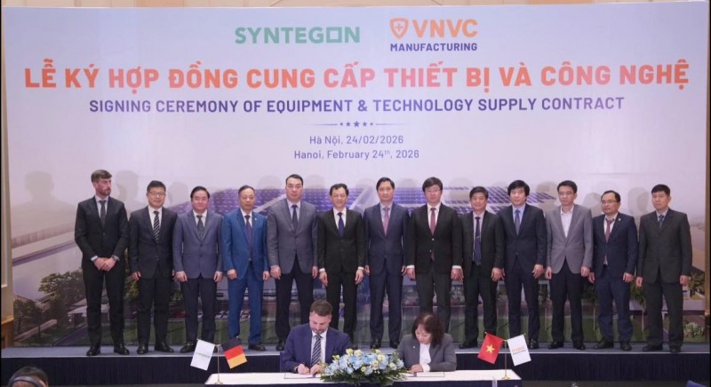 Bà Trần Thị Hồng Thủy - Giám đốc Nhà máy Vaccine và Sinh phẩm VNVC và ông Florian Blobel - Giám đốc Kinh doanh Syntegon Pharma Liquid khu vực Châu Á - Thái Bình Dương ký kết hợp tác. 