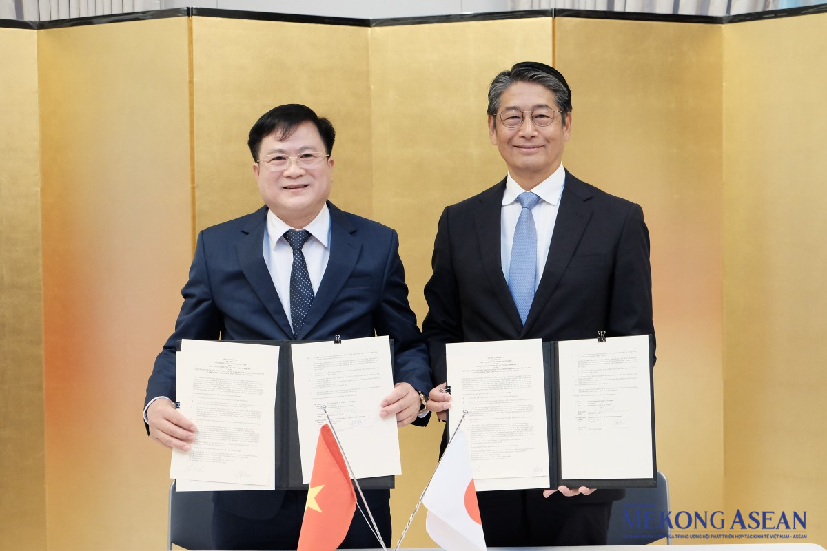 Chủ tịch UBND xã Cát Thịnh Hà Biên Cương và Đại sứ Nhật Bản tại Việt Nam Ito Naoki tại lễ ký kết. Ảnh: Tùng Dương/Mekong ASEAN