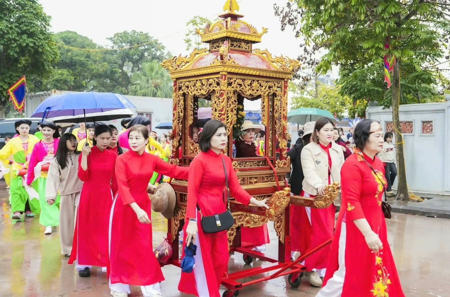 Đoàn rước kiệu. Ảnh Huyền Dương.