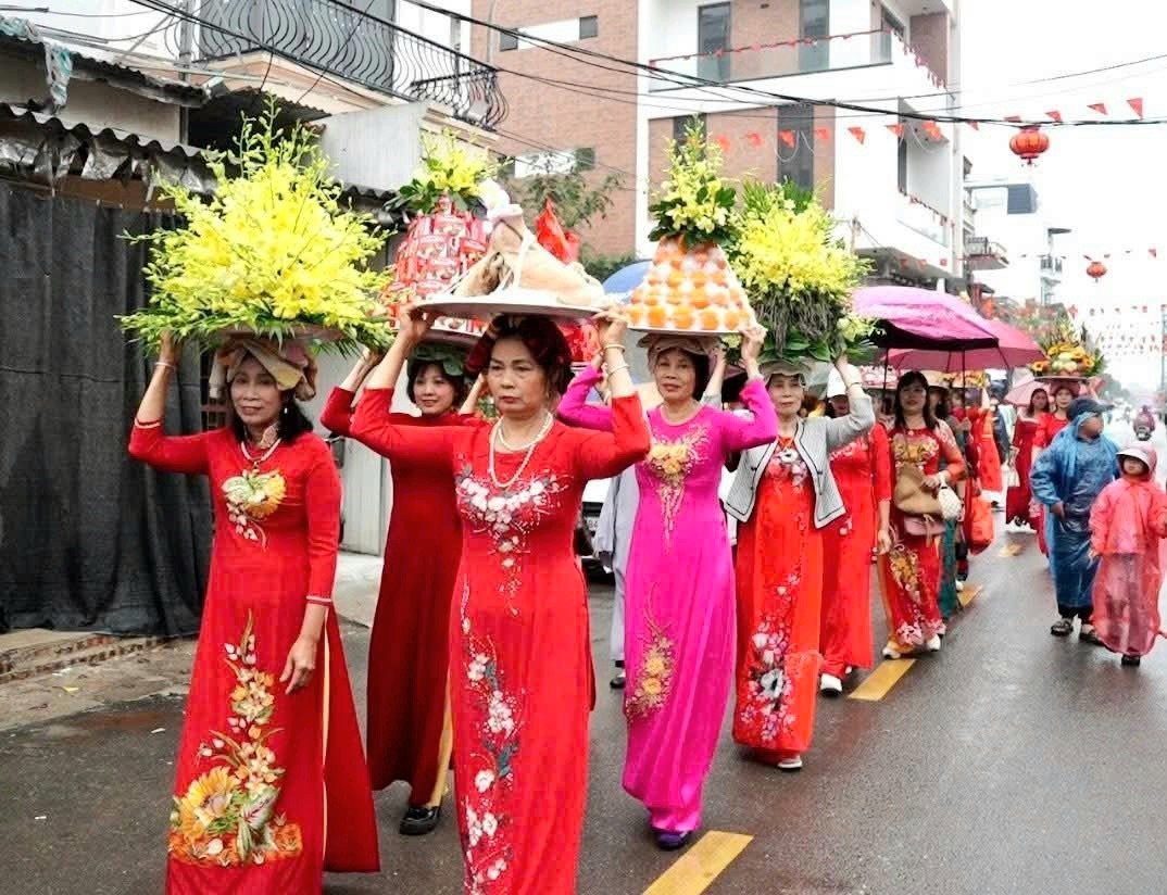 Đoàn dâng hoa, lễ. Ảnh Huyền Dương.