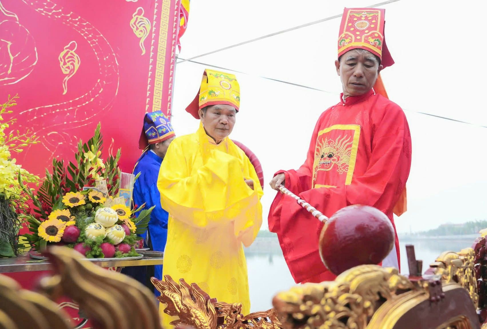 Nghi thức lấy nước tại lễ hội. Ảnh Huyền Dương.