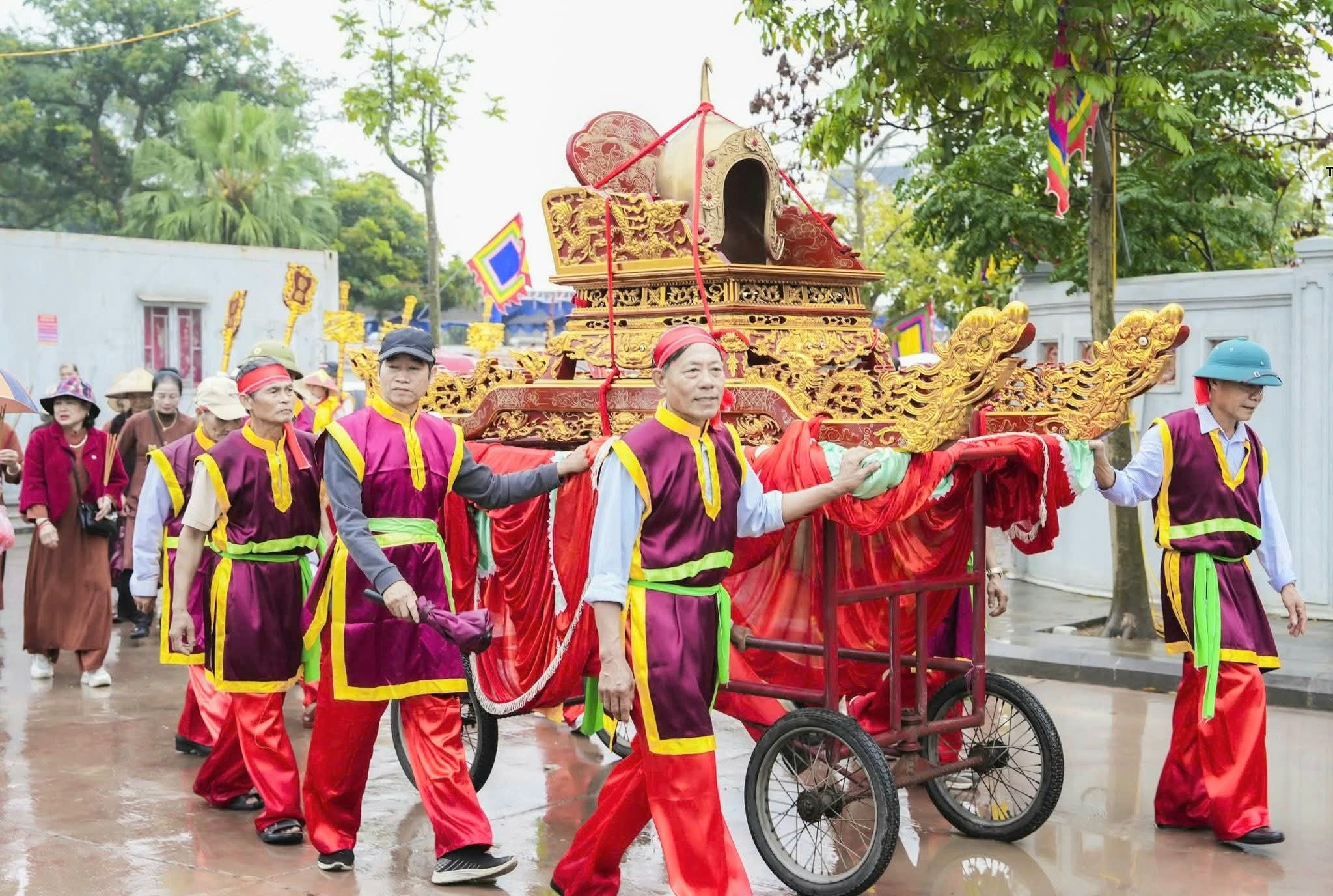 Đoàn rước mũ. Ảnh Huyền Dương.