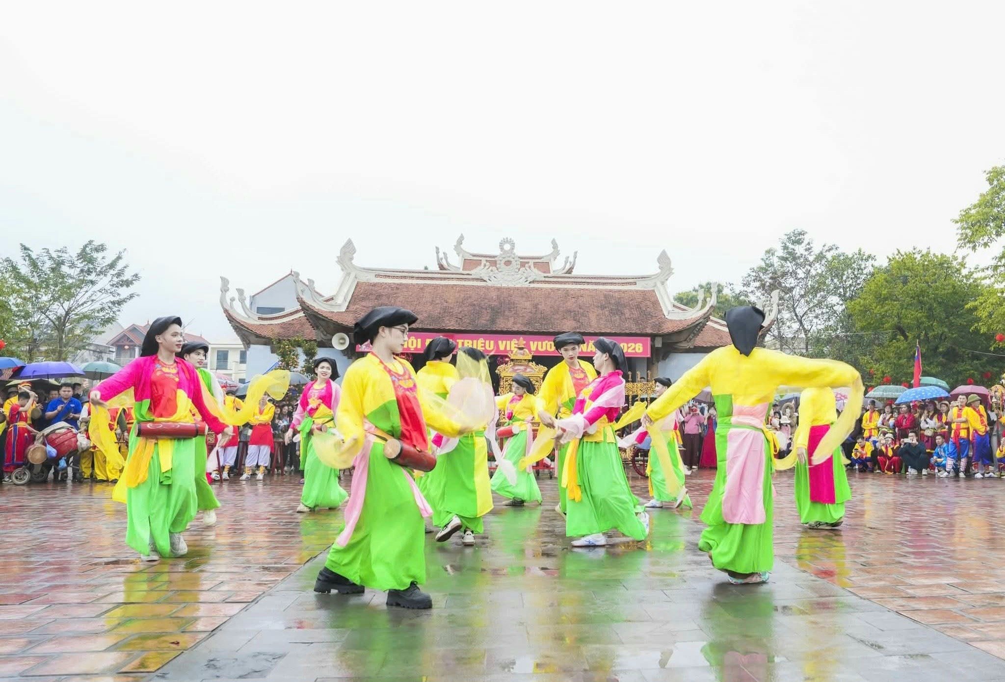 Khai hội đền thờ Triệu Việt Vương, tưởng nhớ vị vua lập căn cứ tại đầm Dạ Trạch