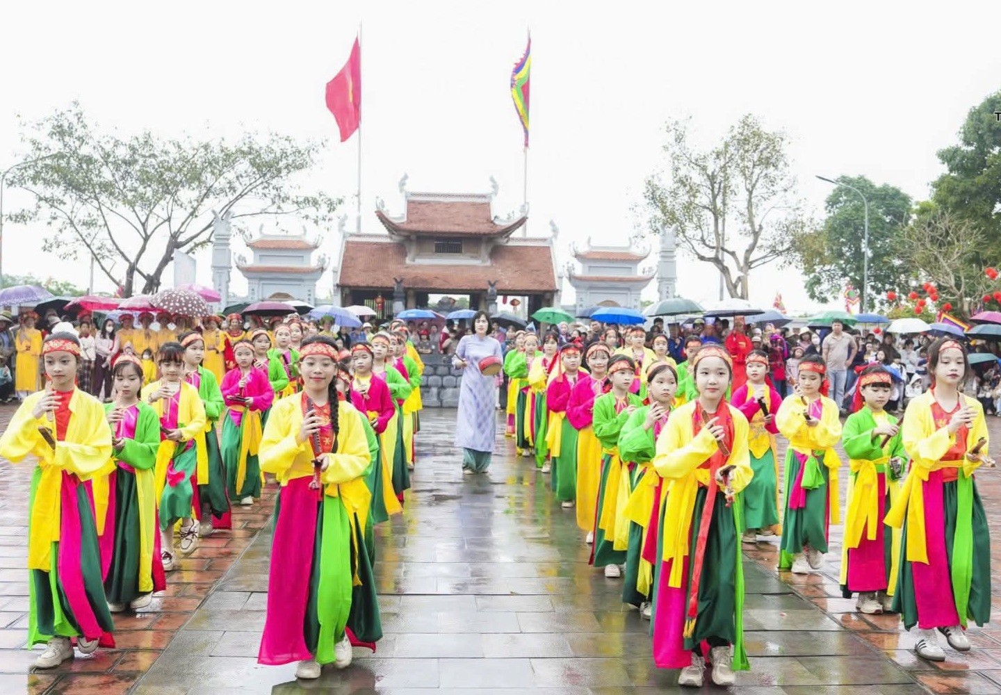 Khai hội đền thờ Triệu Việt Vương, tưởng nhớ vị vua lập căn cứ tại đầm Dạ Trạch