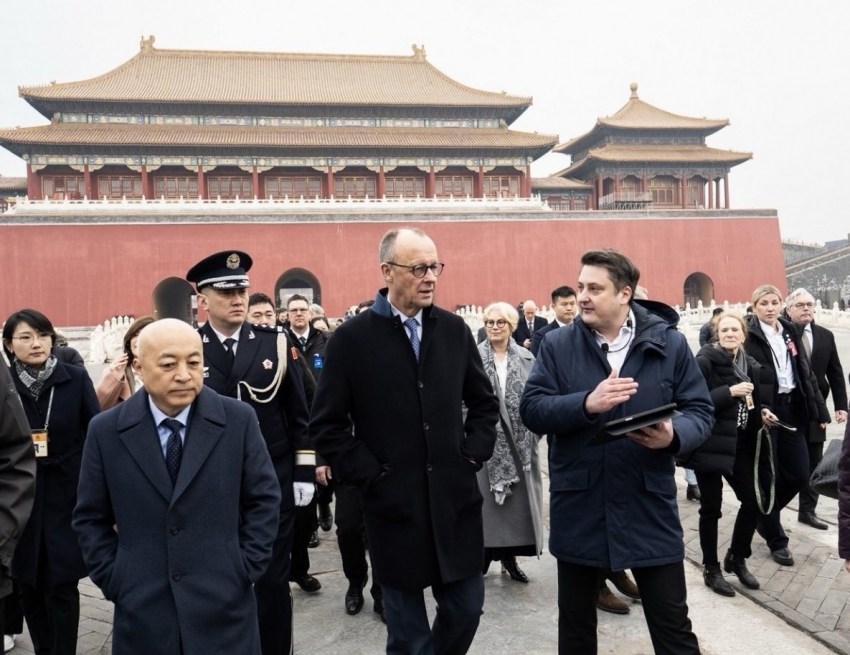 Thủ tướng Đức thăm Tử Cấm Thành, trải nghiệm xe Mercedes tại Trung Quốc