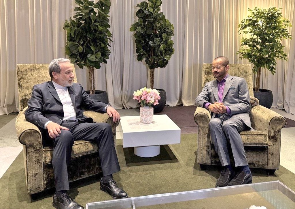 Ngoại trưởng Iran Abbas Araghchi (trái) và người đồng cấp Oman Badr Albusaidi tại Geneva (Thụy Sỹ) ngày 26/2. Ảnh: Bộ Ngoại giao Iran