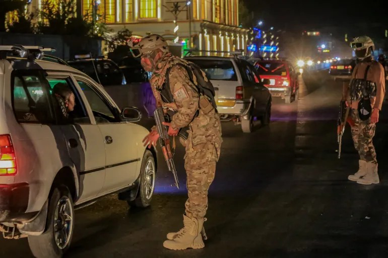 Lực lượng an ninh Taliban kiểm tra một phương tiện tại chốt kiểm soát ở Kabul, Afghanistan vào đêm 26/2. Ảnh: Al Jazeera