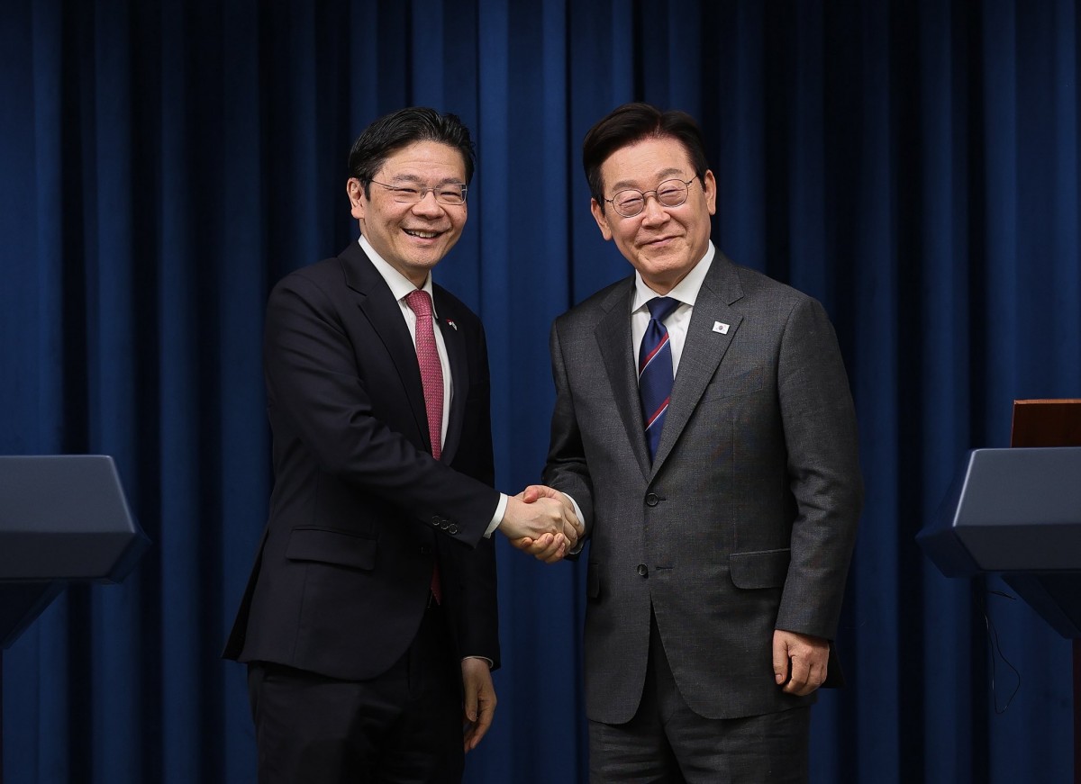 Thủ tướng Lawrence Wong và Tổng thống Lee Jae Myung tại thành phố Gyeongju, Hàn Quốc tháng 11/2025. Ảnh: X/@LawrenceWongST