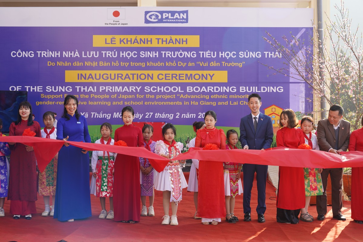 Các đại biểu thực hiện nghi thức cắt băng khánh thành. Ảnh: ĐSQ Nhật Bản