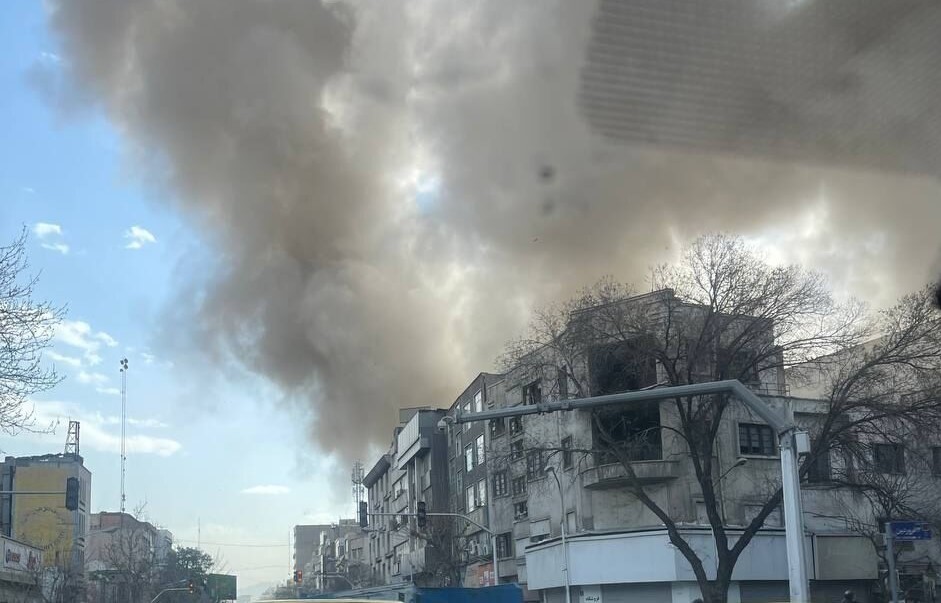 Cột khói bốc lên tại thủ đô Tehran (Iran) ngày 28/2. Ảnh: IRNA