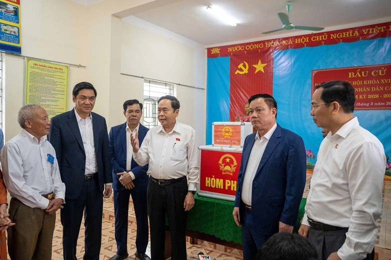 Chủ tịch Quốc hội kiểm tra công tác chuẩn bị bầu cử tại Nghệ An