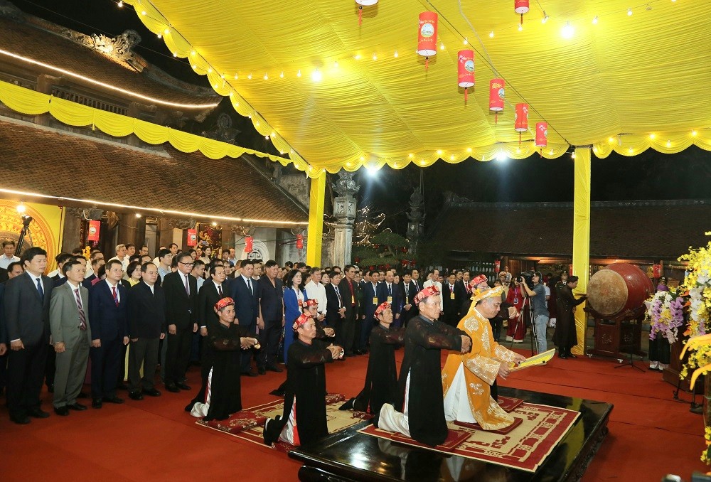 Trước giời khai mạc, các đại biểu dự lễ bái yết tại sân tòa Trung tế đền Vua theo nghi thức truyền thống và dâng hương tưởng nhớ các vua Trần. Ảnh Tất Đạt.