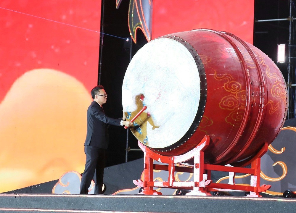 Ông Nguyễn Hữu Nghĩa, Ủy viên Trung ương Đảng, Bí thư Tỉnh ủy thực hiện nghi thức đánh trống khai hội. Ảnh Tất Đạt.