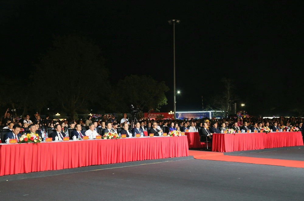 Các đại biểu dự khai mạc lễ hội. Ảnh Tất Đạt.