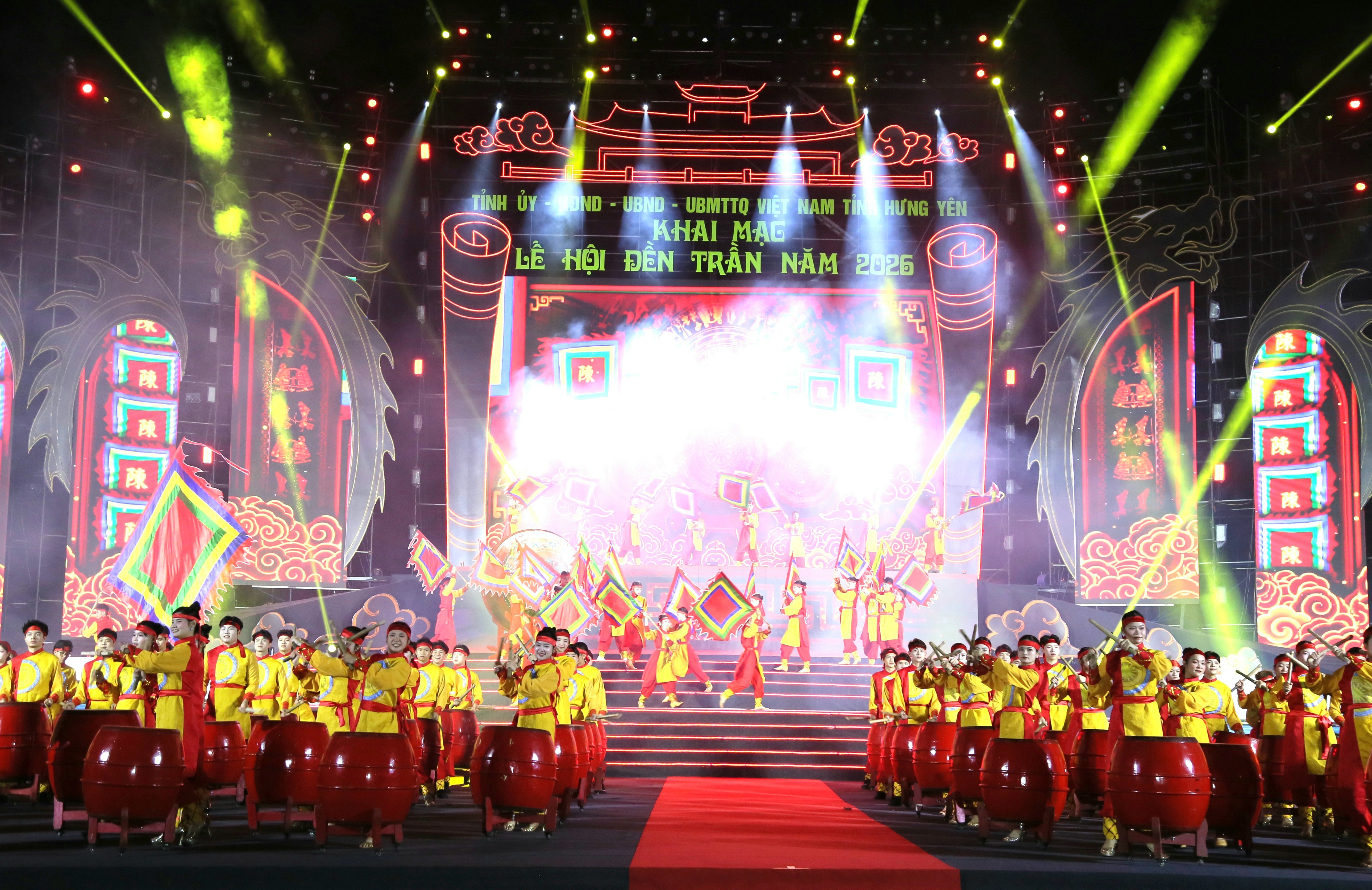 Tiết mục trống và cờ hội tại chương trình. Ảnh Tất Đạt.