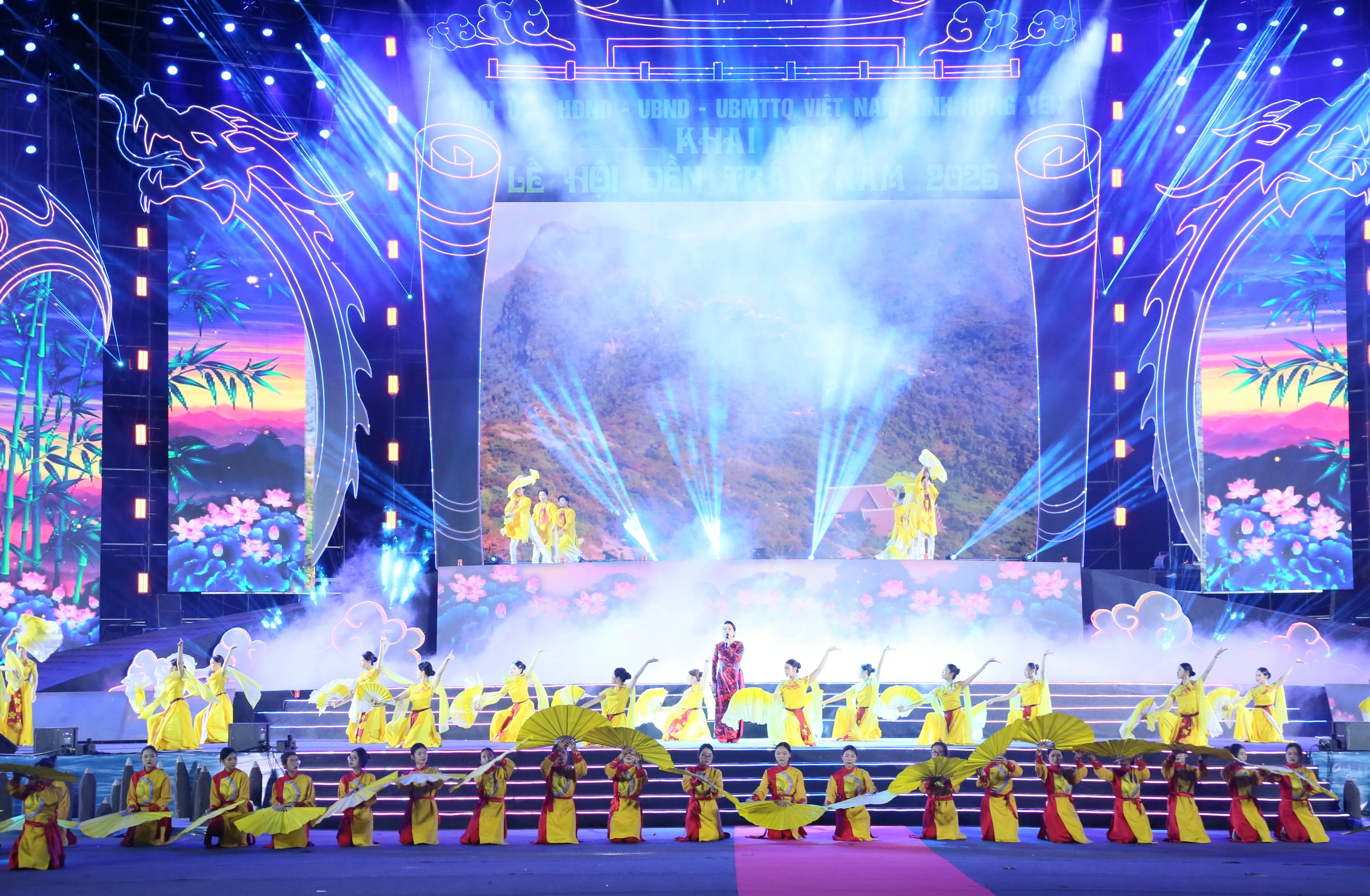 Chương trình nghệ thuật đặc sắc tại lễ khai mạc. Ảnh Tất Đạt.