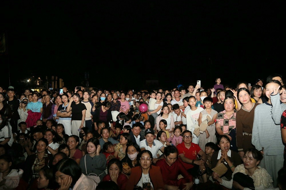 Đông đảo người dân và du khách dự lễ khai mạc. Ảnh Tất Đạt.