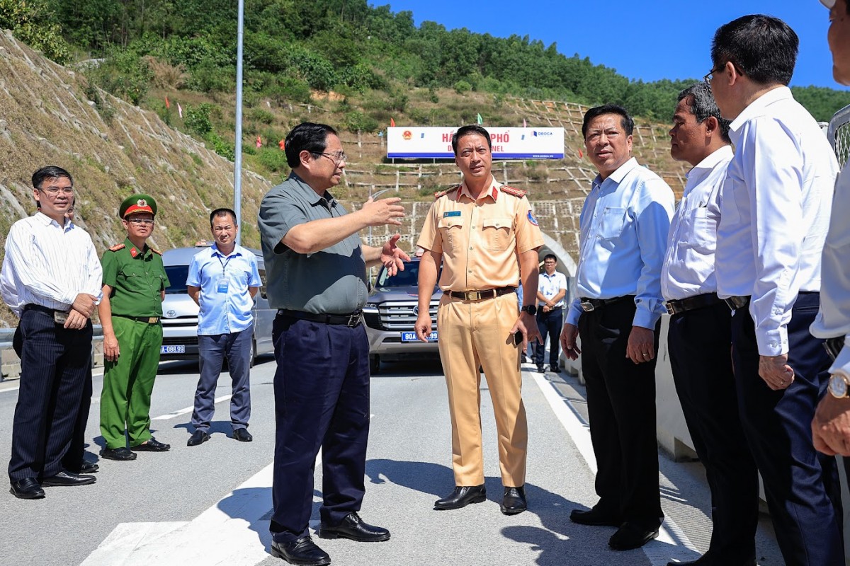 Thủ tướng kiểm tra Dự án thành phần đoạn Quảng Ngãi - Hoài Nhơn và Hoài Nhơn - Quy Nhơn. Ảnh: VGP.