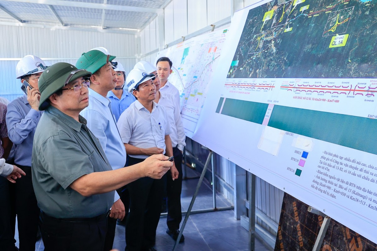 Thủ tướng kiểm tra Dự án thành phần đoạn Chí Thạnh - Vân Phong (đoạn trên địa bàn tỉnh Đắk Lắk). Ảnh: VGP.