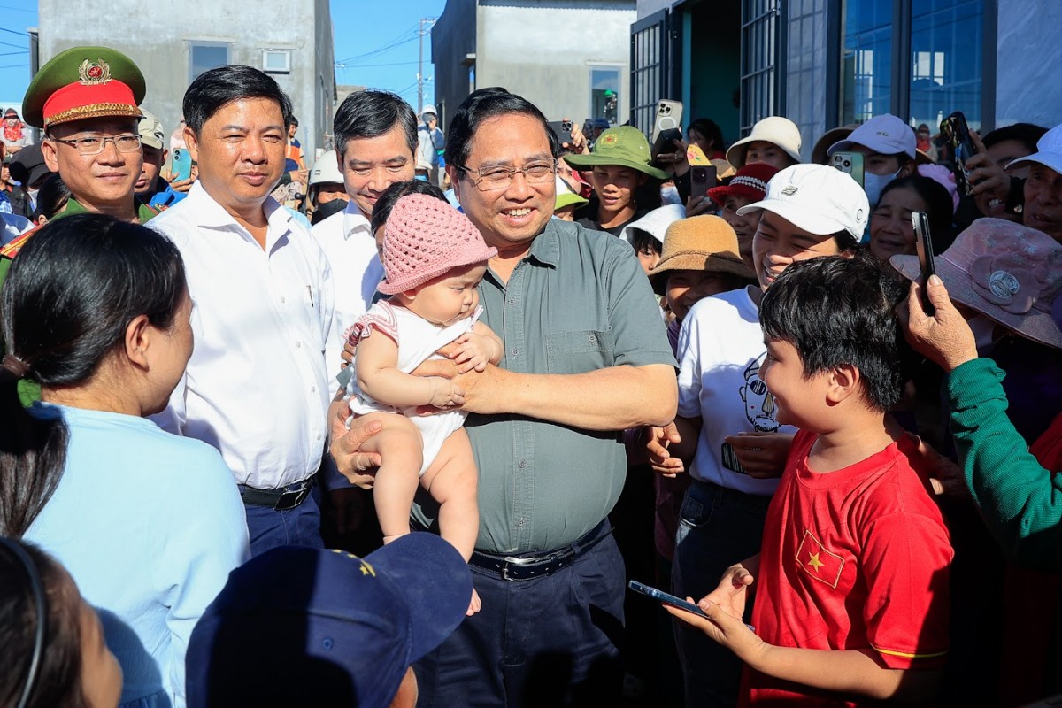 Thủ tướng thăm hỏi người dân tại Khu tái định cư Quảng Đức, xã Tuy An Nam, tỉnh Đắk Lắk gồm 36 hộ gia đình. Ảnh: VGP