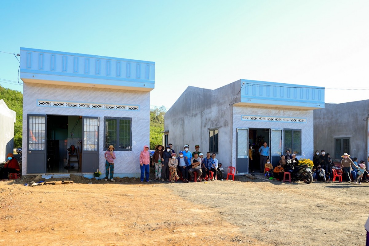 Những ngôi nhà mới khang trang của bà con. Ảnh: VGP.