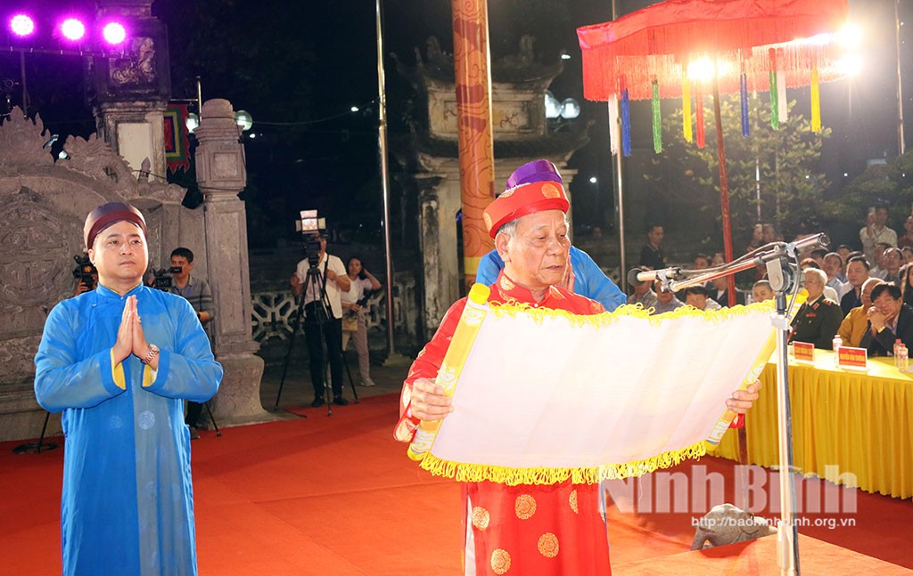 Đại diện Hội Người cao tuổi xã Trần Thương tấu Văn trình tại Lễ phát lương đền Trần Thương năm 2026. Ảnh: 