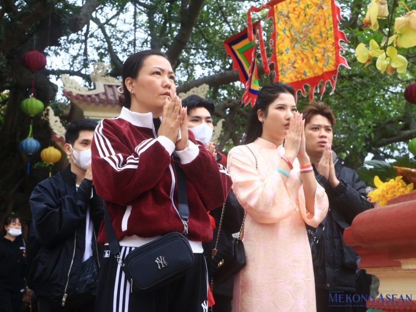 Dòng người đổ về Phủ Tây Hồ và chùa Quán Sứ cầu bình an