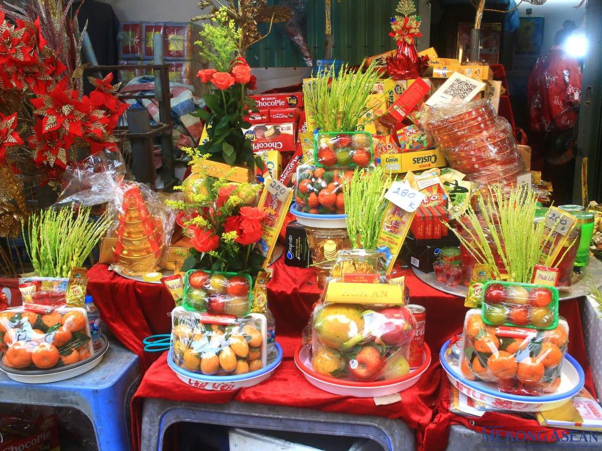 Người dân đổ xô đi lễ Rằm tháng Giêng tại Phủ Tây Hồ, chùa Quán Sứ