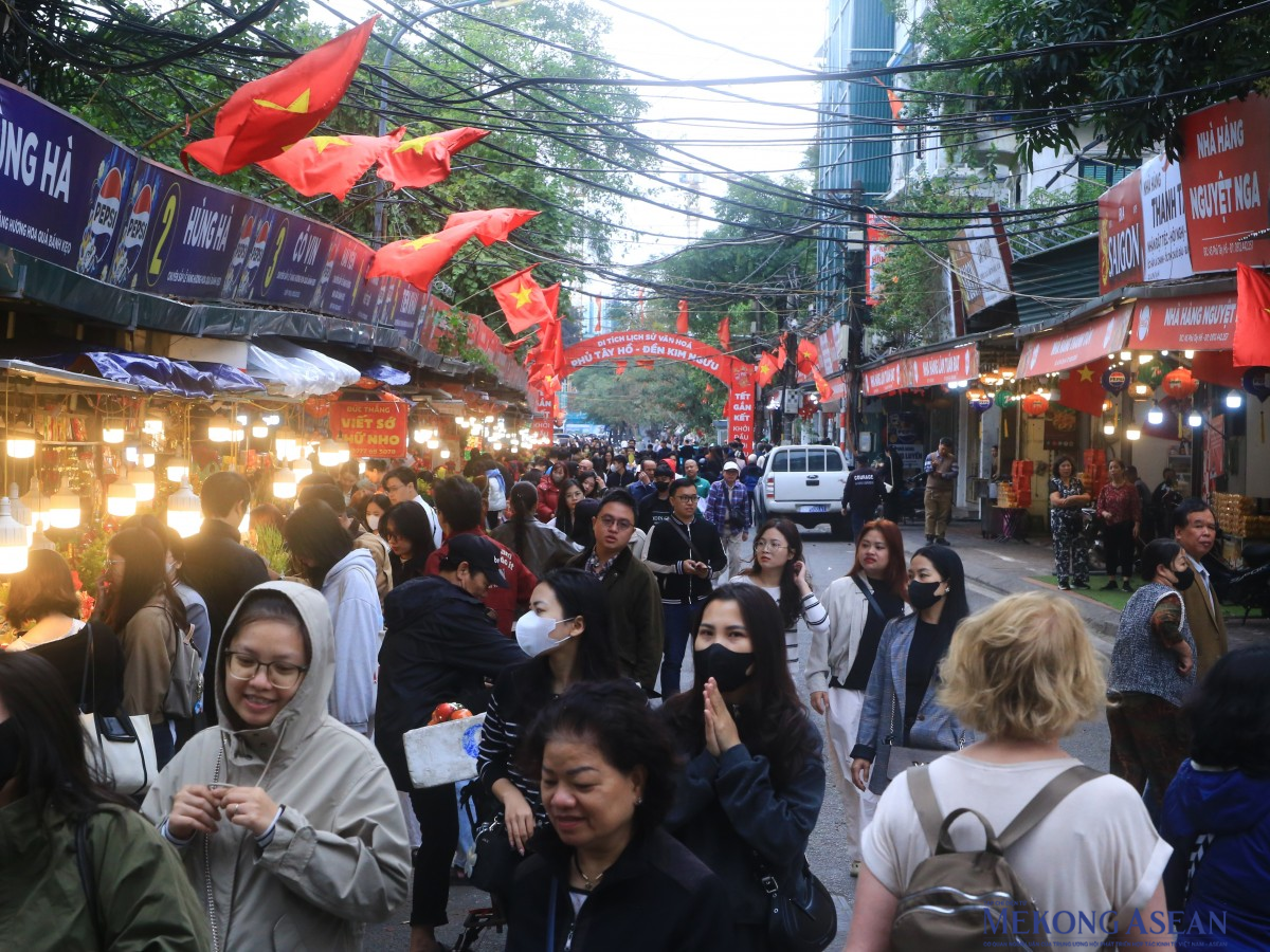 Dòng người đổ về Phủ Tây Hồ và chùa Quán Sứ cầu bình an