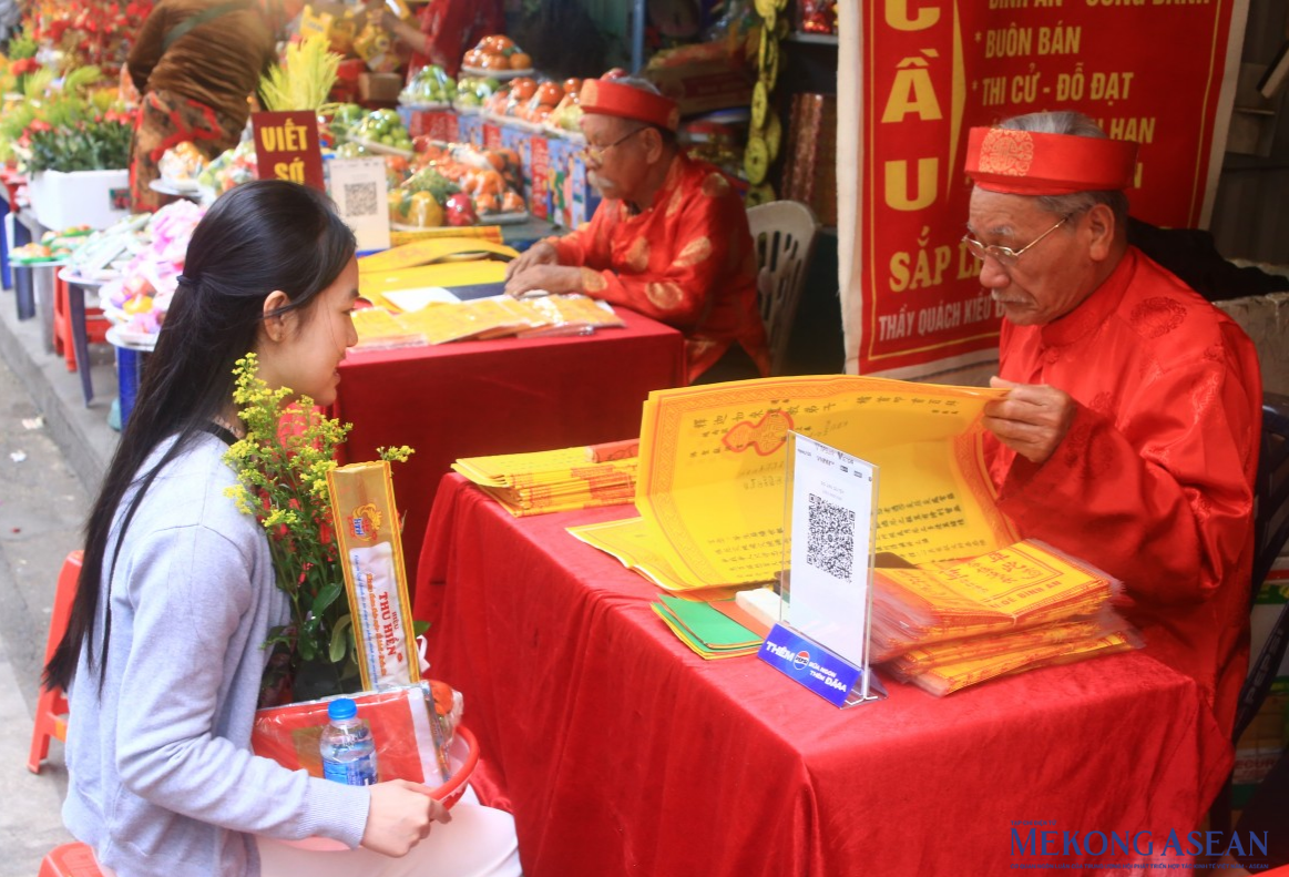 Người dân đổ xô đi lễ Rằm tháng Giêng tại Phủ Tây Hồ, chùa Quán Sứ