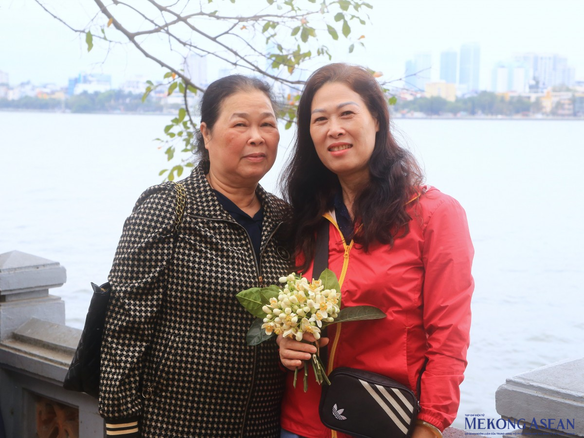 Người dân đổ xô đi lễ Rằm tháng Giêng tại Phủ Tây Hồ, chùa Quán Sứ