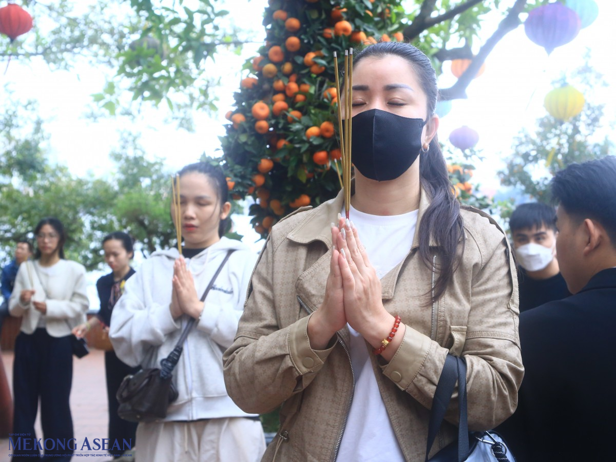 Dòng người đổ về Phủ Tây Hồ và chùa Quán Sứ cầu bình an