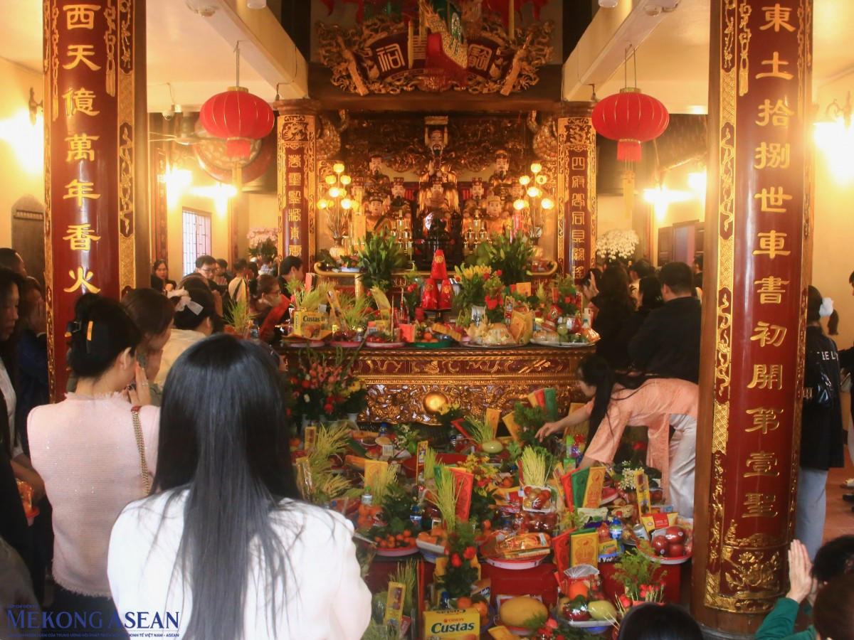 Người dân đổ xô đi lễ Rằm tháng Giêng tại Phủ Tây Hồ, chùa Quán Sứ